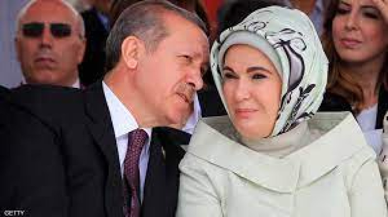 إشادة واسعة بزوجة أردوغان بعد تداول صورتها وهي تراقب خطابه